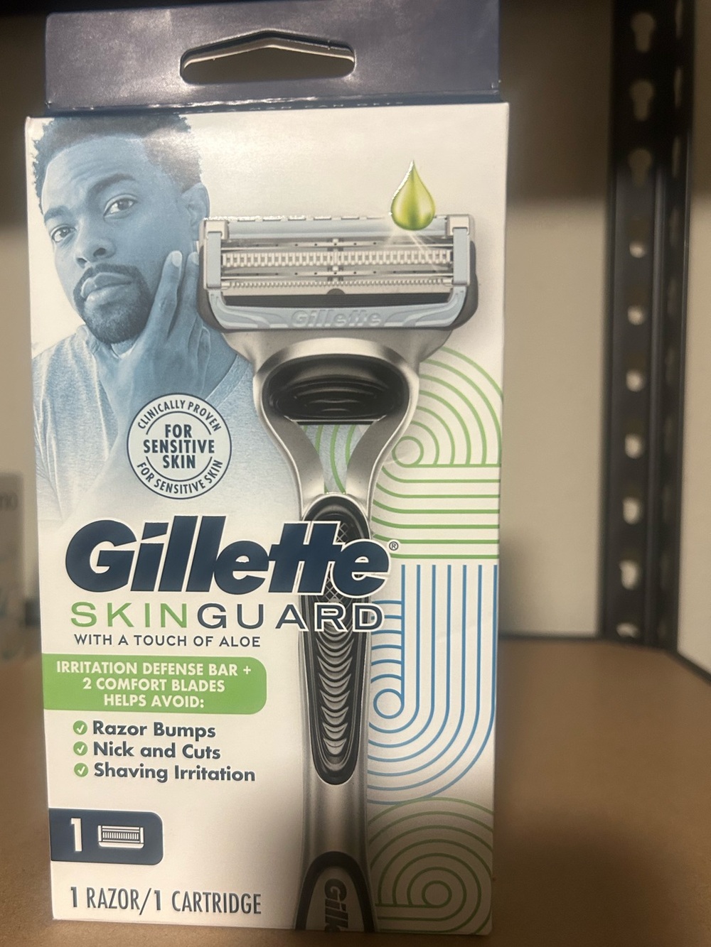 Gillette SkinGuard Men’s Razor with Aloe - Silver/Green